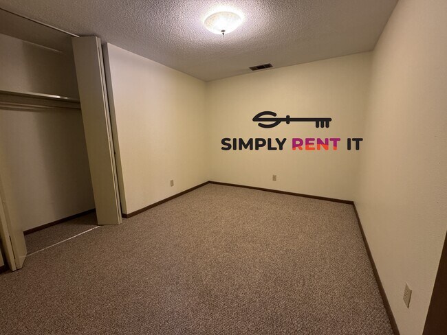 Building Photo - Renovated 2 bedroom, Story City