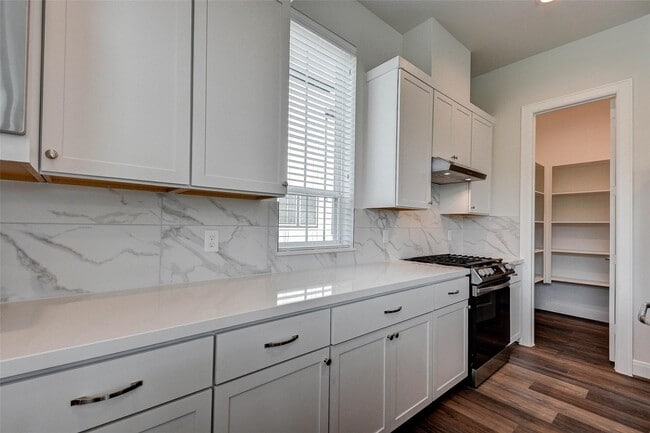 Building Photo - 2710 Grand Fountains Dr