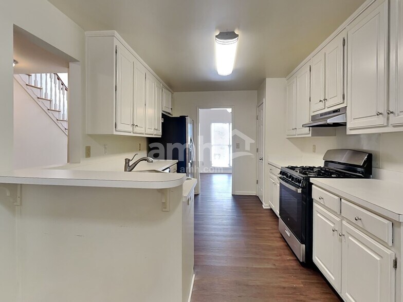 Building Photo - 3980 Brockett Walk