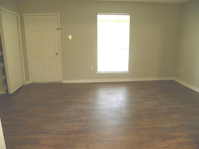 Building Photo - 983 Poplar Leaf Rd