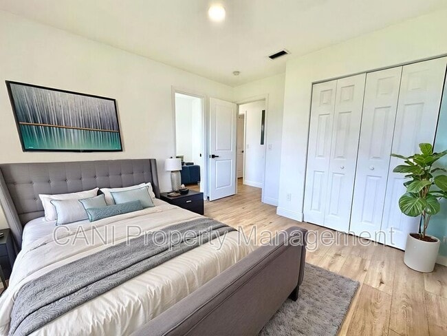 Building Photo - 2517 Royal Palm Dr