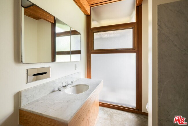 Building Photo - 2020 Mayview Dr