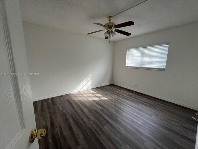 Building Photo - 501 NE 14th Ave