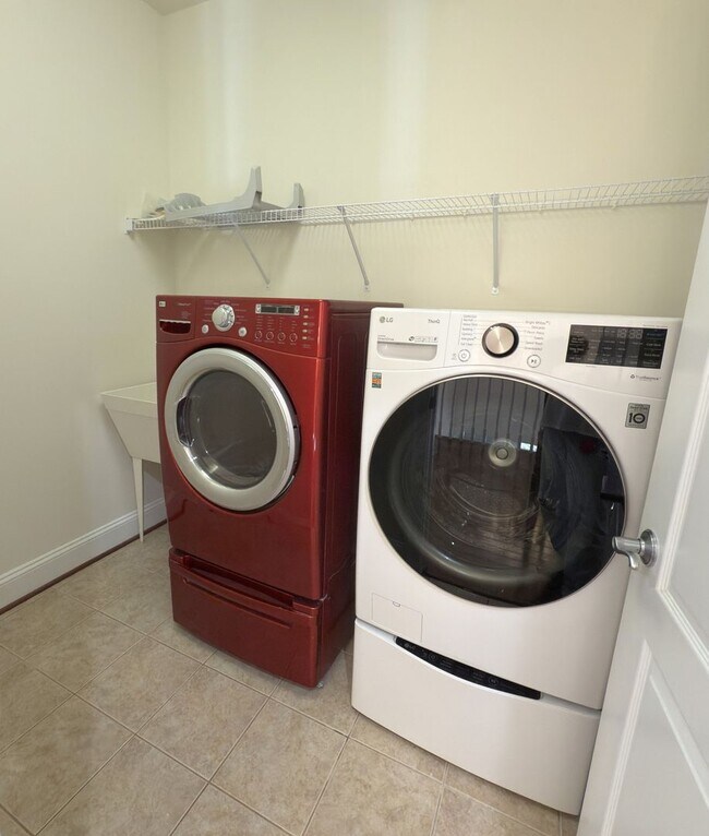 Building Photo - Spacious 4 Bed 5.5 Bath Home in Annandale,...