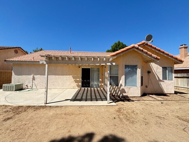 Building Photo - Renovated Spacious East Lancaster Single Story Home
