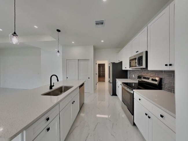 Building Photo - 2309 NE 39th St