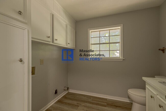 Building Photo - Charming 4-Bed, 2.5-Bath Home in the Heart...