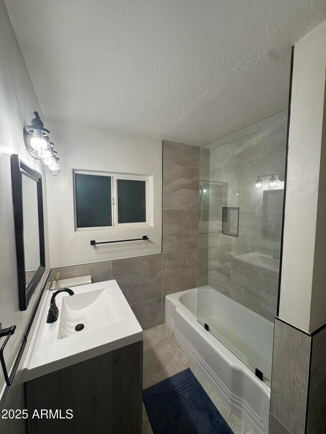 Building Photo - 926 W Moreland St