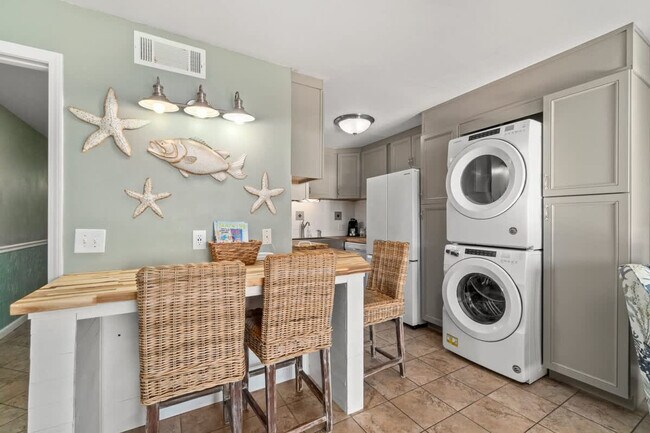 Building Photo - 8743 Thomas Dr