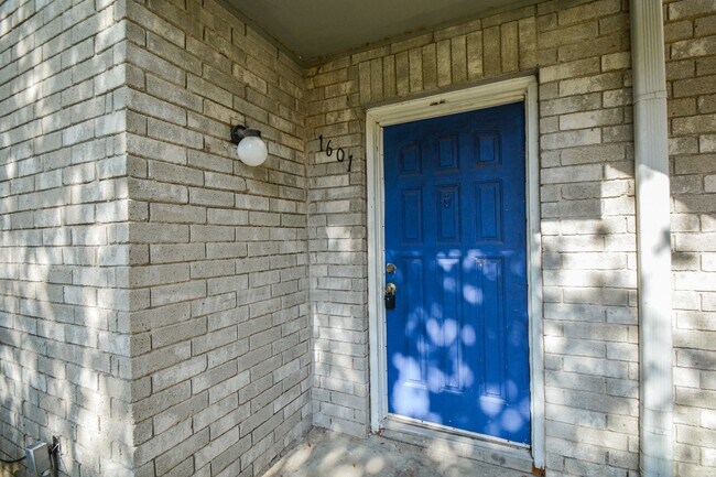 Building Photo - 9700 Leawood Blvd