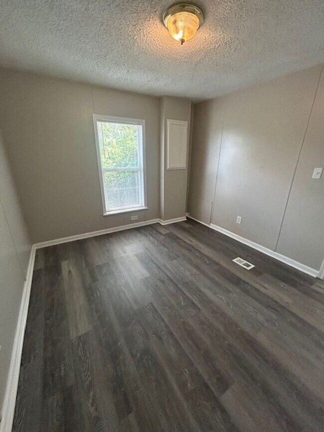 Building Photo - 208 Green Branch Ct