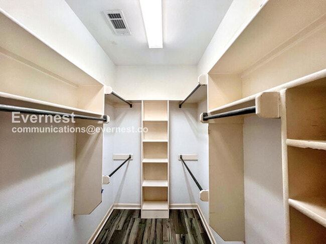 Building Photo - 2411 Stoney Creek Dr