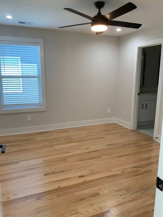 Building Photo - Fabulous Home In West Nashville