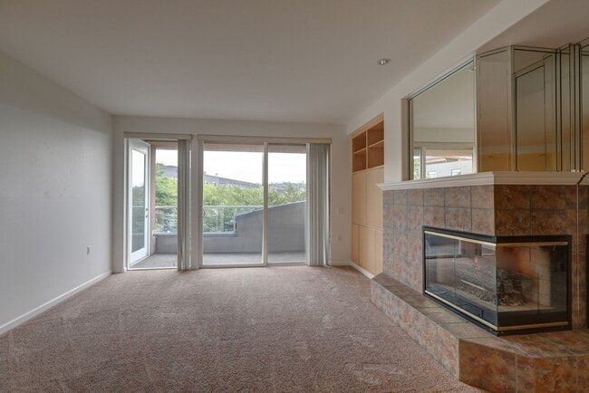 Building Photo - Large 2bd, 2ba Condo Available w/ Lake Uni...