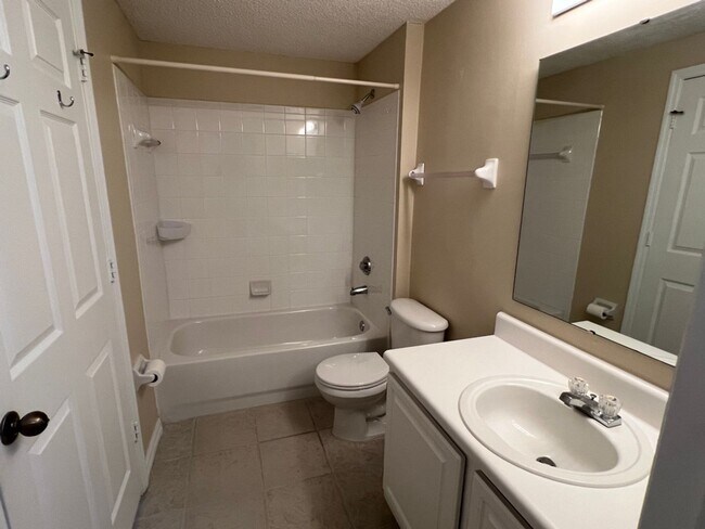 Building Photo - Spacious 2/2 in The Links at Haile #u131