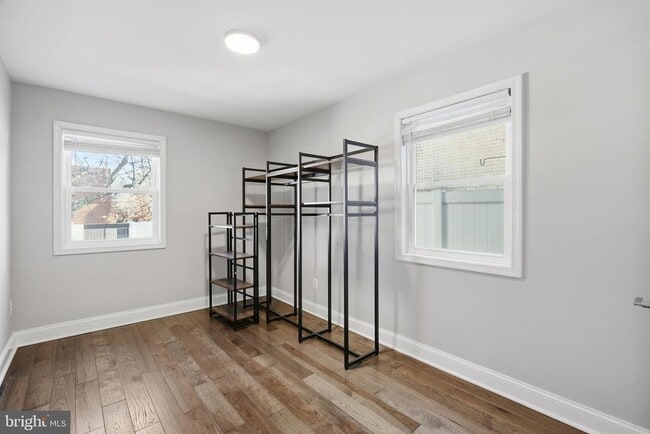 Building Photo - 422 Burbank St SE