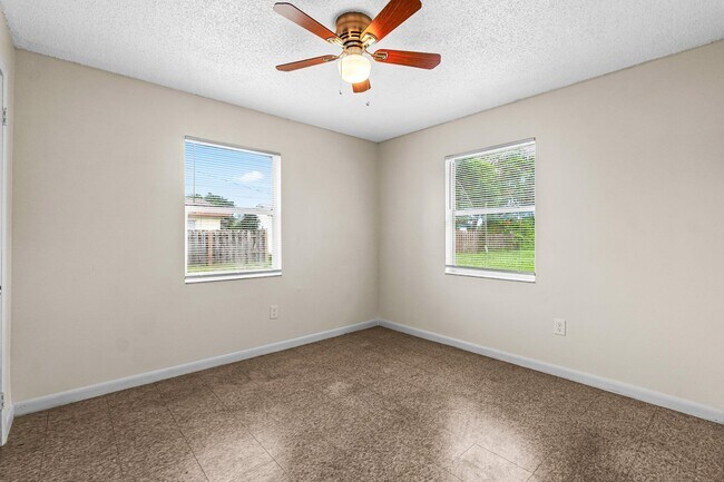Building Photo - 4786 Gulfstream Rd
