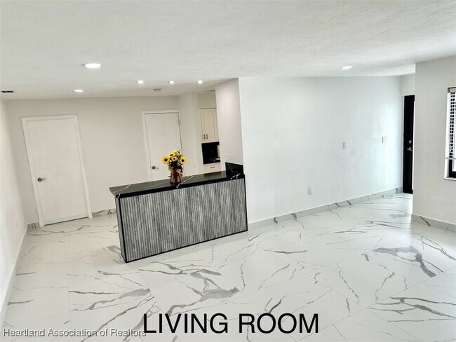 Building Photo - 112 Memorial Dr
