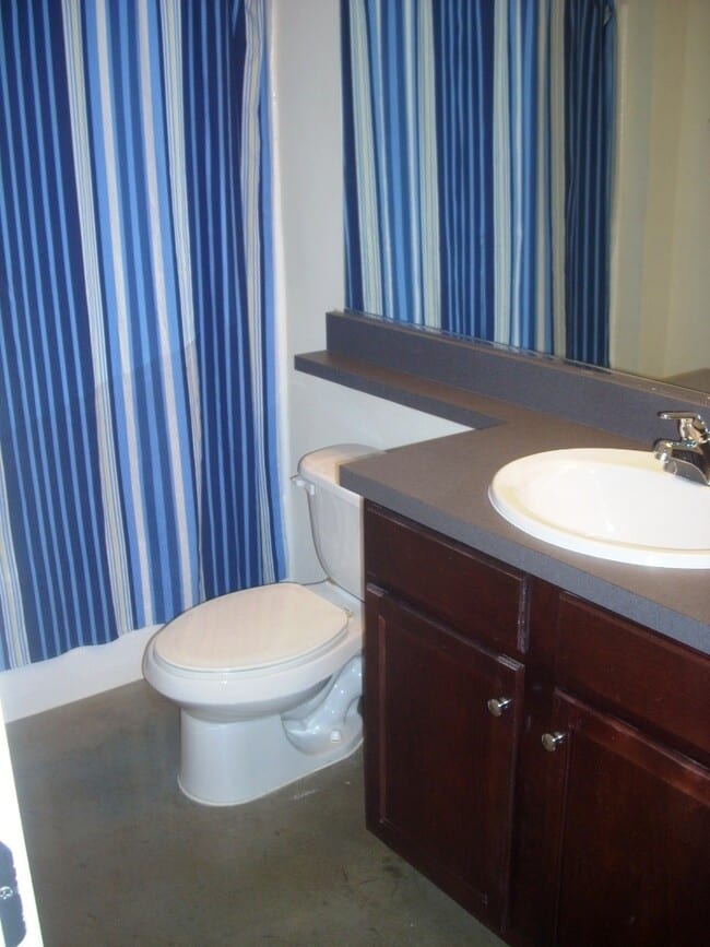 Building Photo - -- AVAILABLE AUGUST 8TH -- 2 BR / 2 BA Spe...