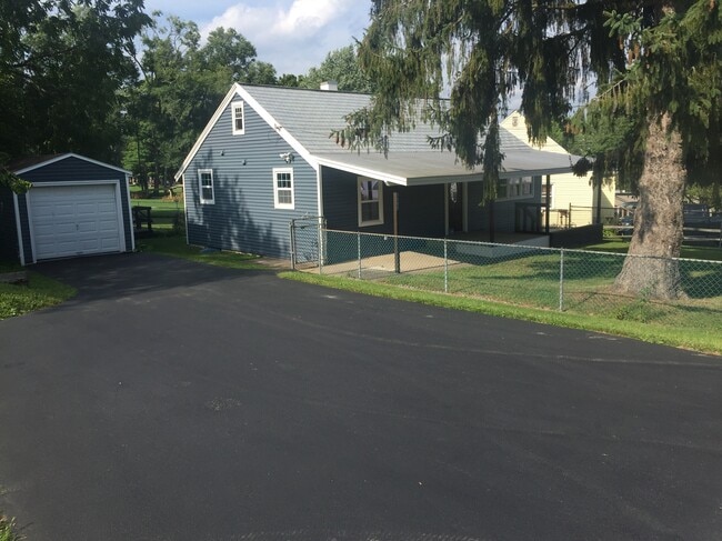 Building Photo - 3207 Valley Pl