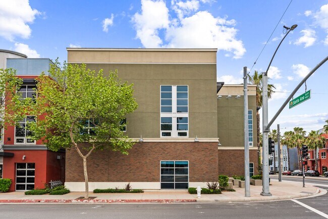 Building Photo - MOVE IN READY  Fully Furnished **Gorgeous ...