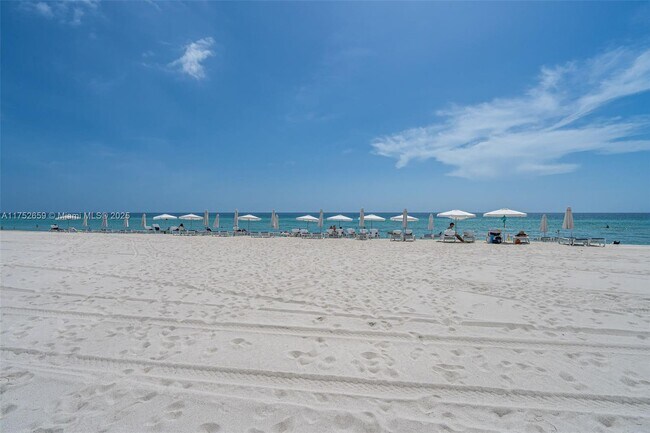 Building Photo - 15811 Collins Ave