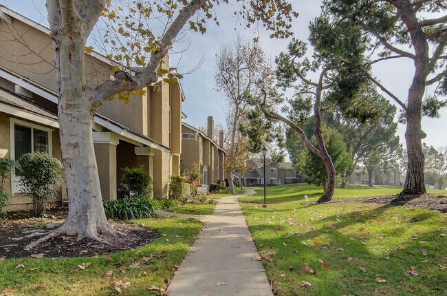 Building Photo - Spacious End-Unit 2 Bed, 2 Bath with Den For Lease in Irvine