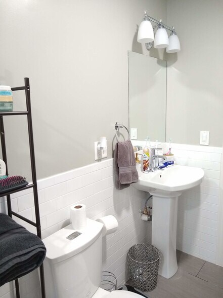 Building Photo - 17 Ashley St