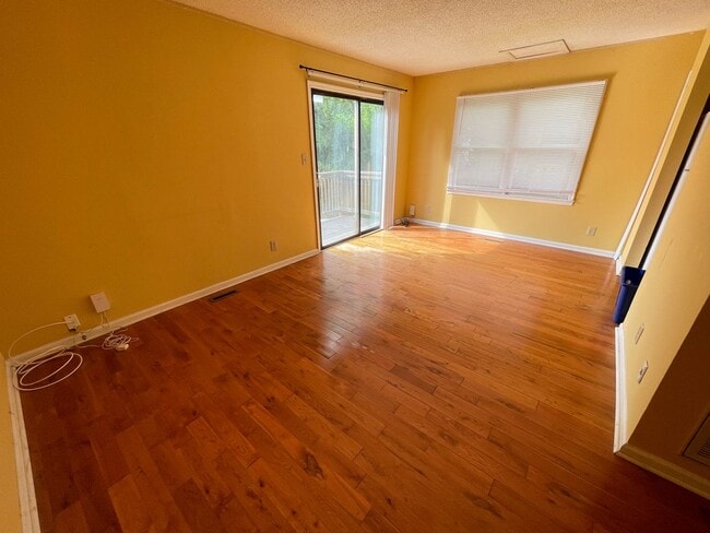 Building Photo - Inviting, updated 4br 3.5ba duplex w/ park...