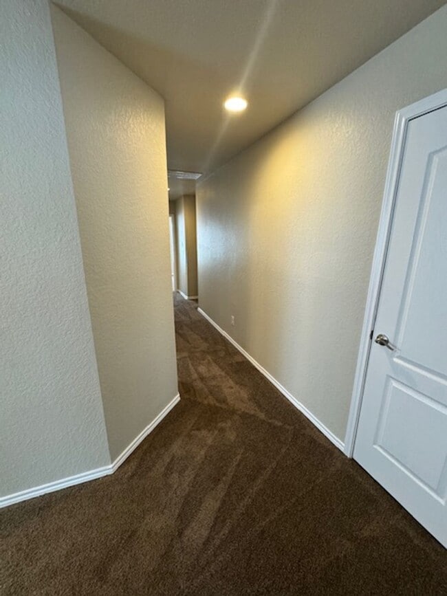 Building Photo - Ready for Move In! Spacious 4 bedroom 3 ba...