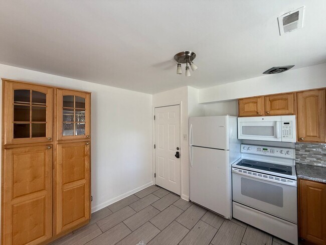 Building Photo - Beautifully Updated Home near Federal & Al...