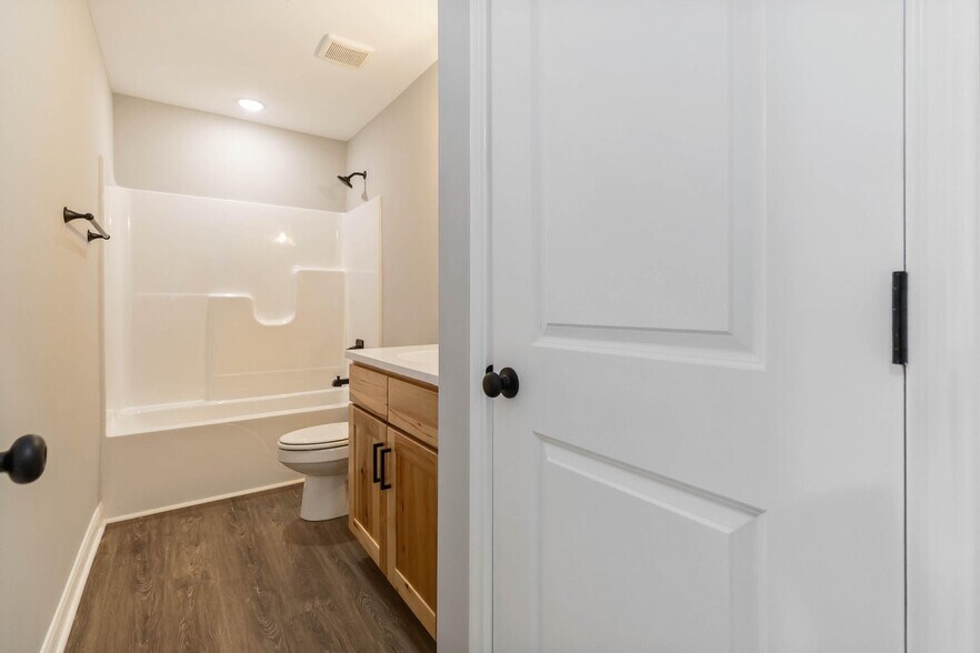 Building Photo - 418 Nandino Cir