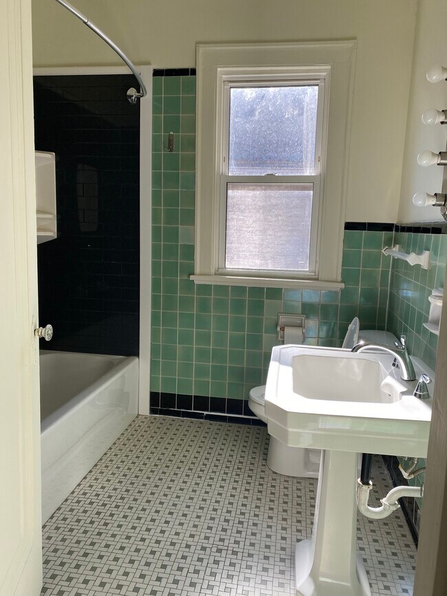 Building Photo - 2516 Beechwood Blvd