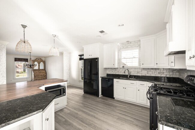 Building Photo - Awesome 4BR/3BA end-unit townhouse in the desirable River Plantation neighborhood!