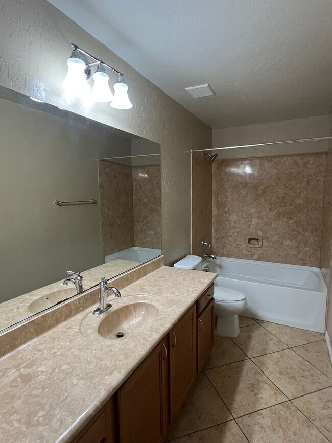 Building Photo - Wonderful 4-Bedroom Home with Loft & Den i...
