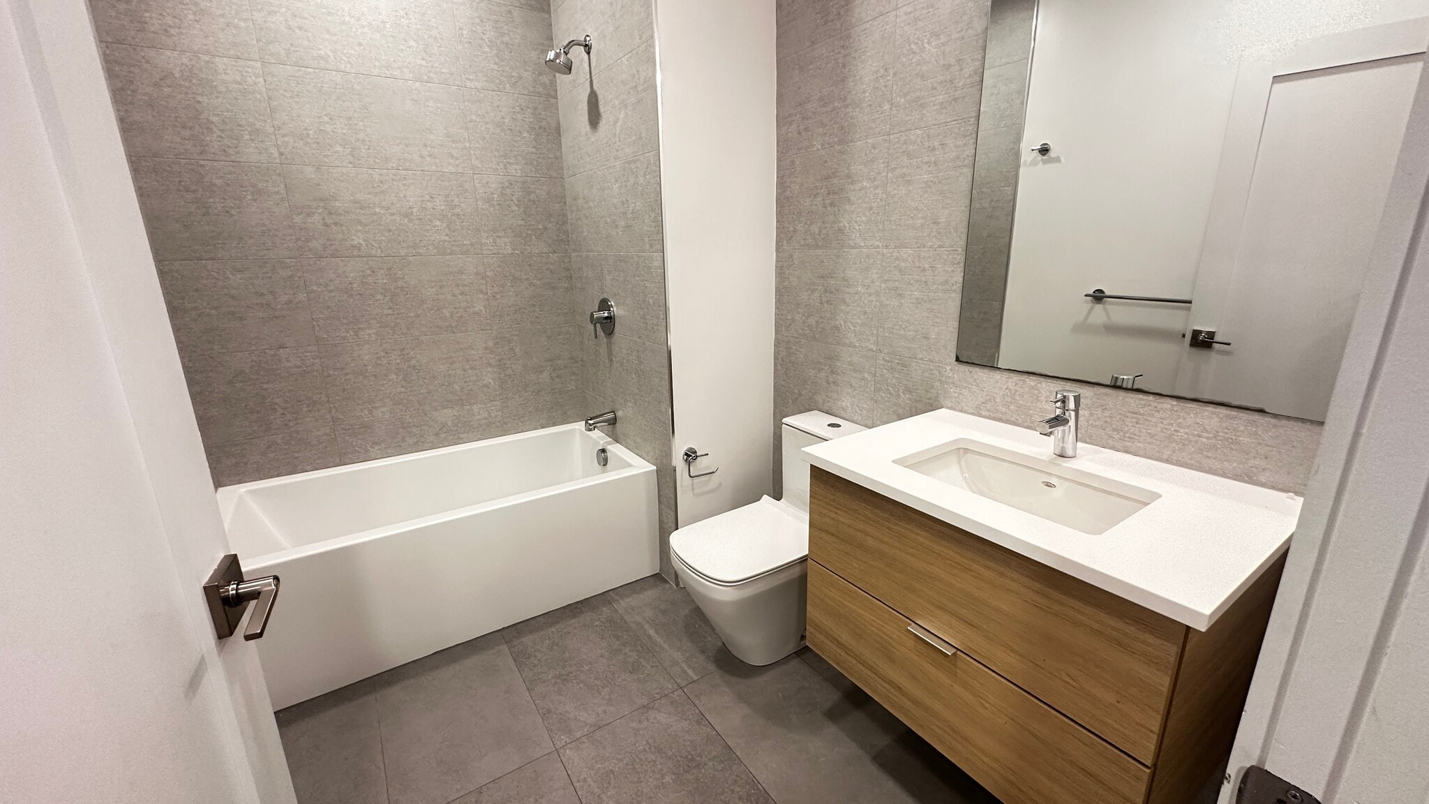 Common bathroom - 97 Elmwood St
