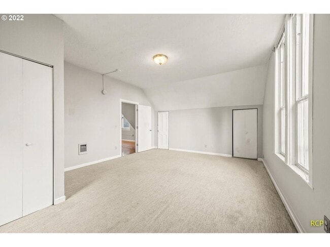 Building Photo - Victorian-style apartment available in the serene SW Hills