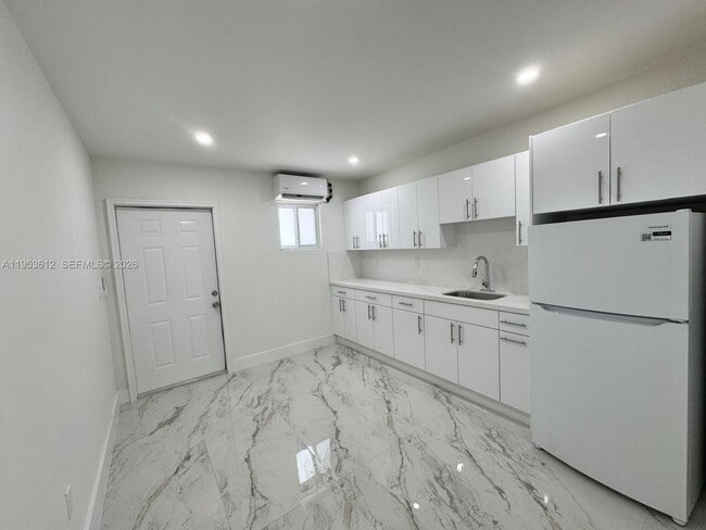 Building Photo - 11000 SW 47th Terrace