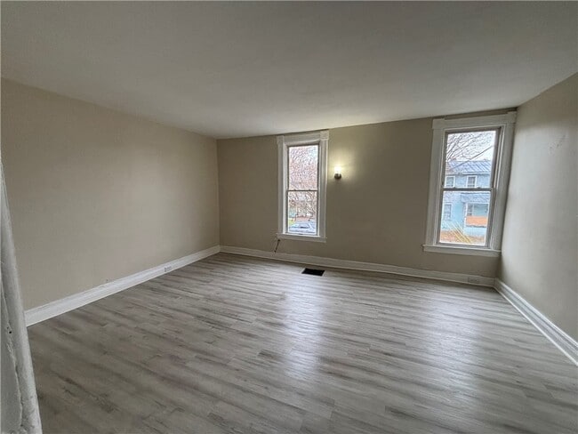 Building Photo - 626 Lewis St