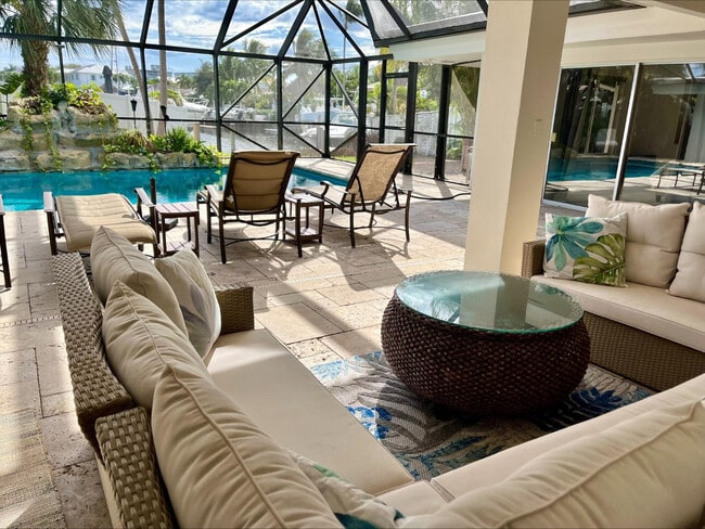 Building Photo - 556 SE 15th Ave