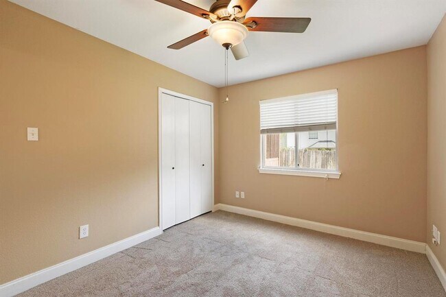 Building Photo - 1806 Rosenborough Ln N