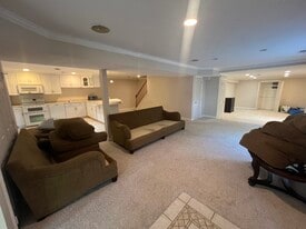 Building Photo - 8302 Silverthorn Rd
