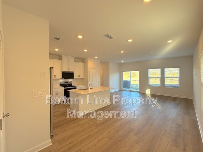 Building Photo - 8024 Hidden Spgs Trl