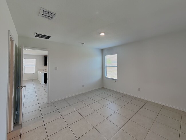 Building Photo - Modern Comfort Meets Prime Location – Single-Story Living at Its Best!