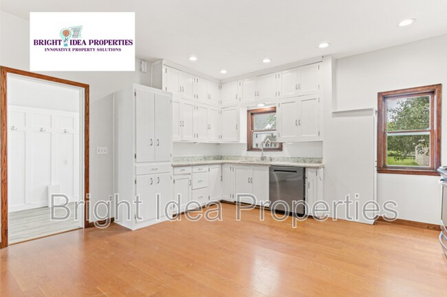 Building Photo - 2755 Woodbury Dr