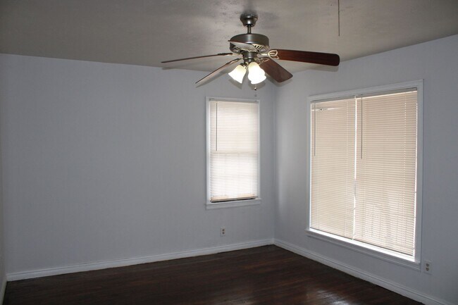 Building Photo - Oliver -Eakle Dollhouse 2/1/1 Located by t...
