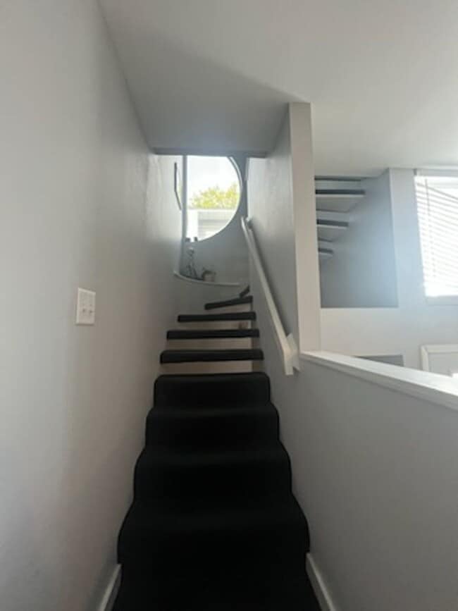 Building Photo - 2 bedroom 2.5 bath in College Town!! Walk ...