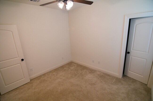 Building Photo - Trendy, 3 bedroom, 2 bath home in coveted Kenilworth Crossing Community near LSU