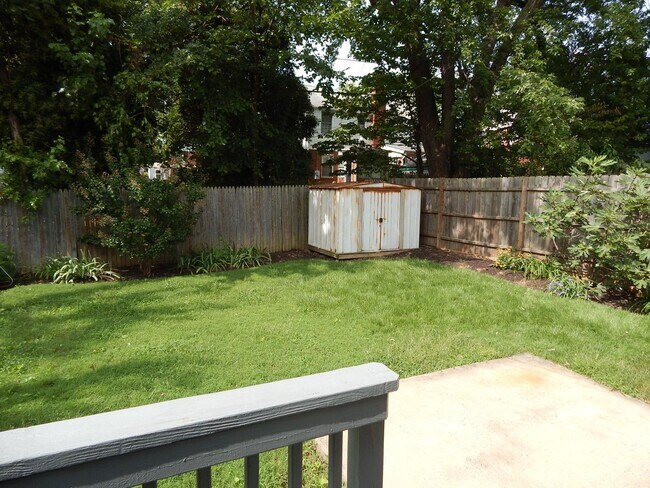 Building Photo - NICELY UPDATED DUPLEX NEAR METRO