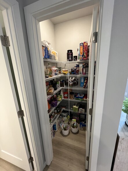 Large pantry off kitchen - 225 NW Greenwood Pl
